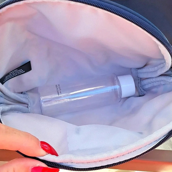 TAHARI 3 Piece Domed Travel Bag Set With Bonus Bottle. NWT! - Picture 3 of 6